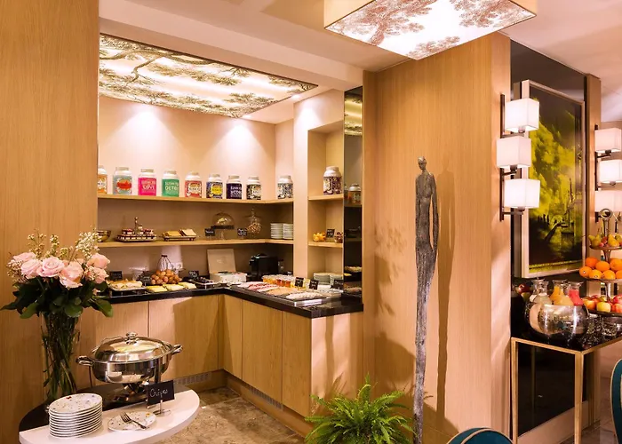 מלון Balmoral Champs Elysees 4*